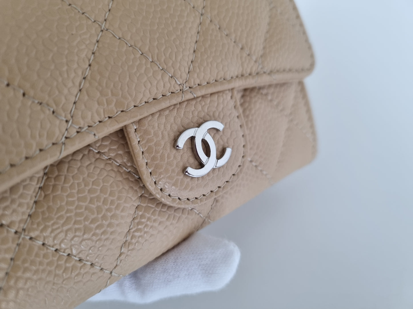 Chanel Kartenetui mit Patte - Kaviarleder - Beige - Silberne Hardware