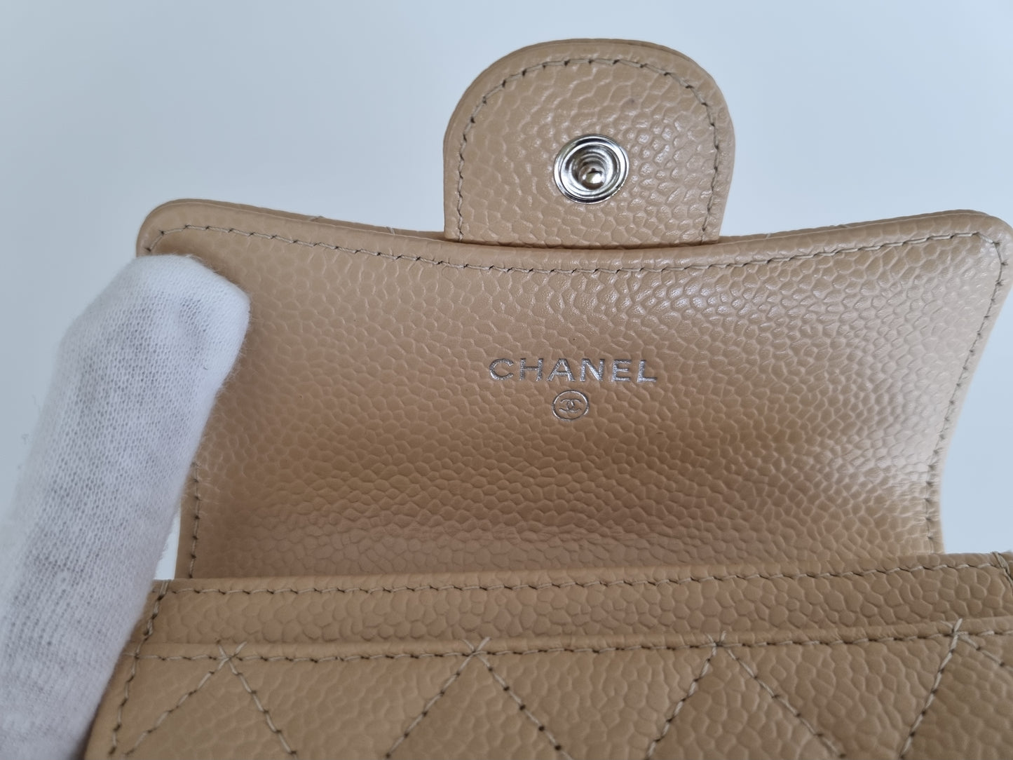 Chanel Kartenetui mit Patte - Kaviarleder - Beige - Silberne Hardware