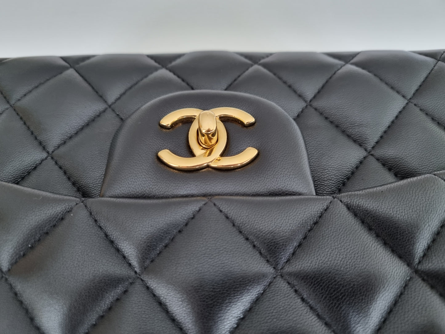 Chanel Jumbo Classic Double Flap - Schwarz - Lammleder mit Hardware in Gold