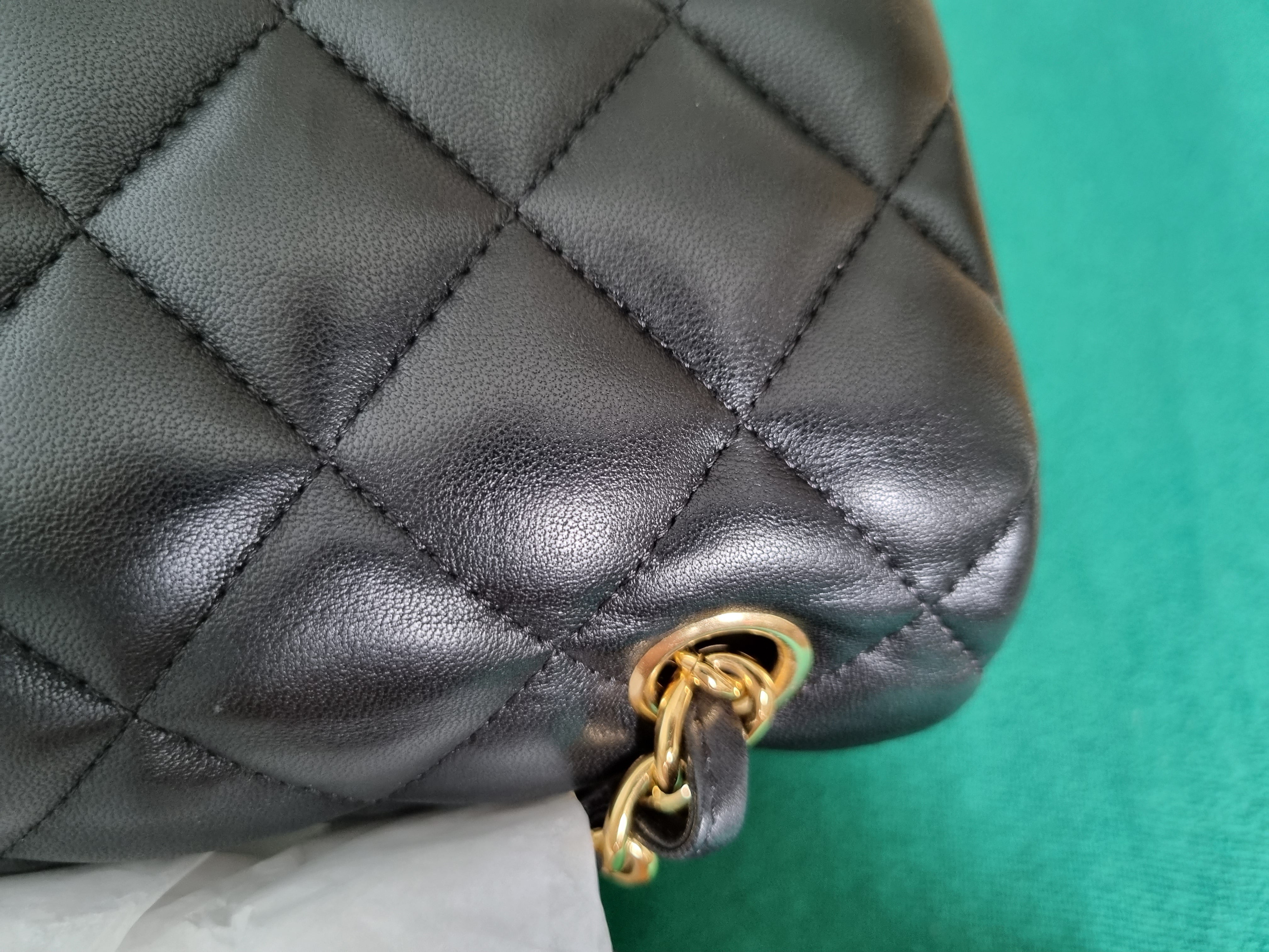 Chanel Tasche Jumbo Classic Double Flap in Schwarz und Gold Just One More Handbag