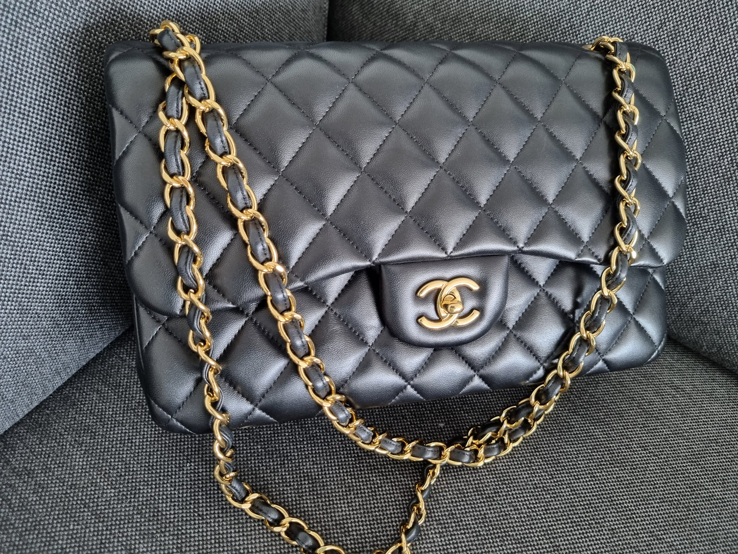 Chanel Jumbo Classic Double Flap - Schwarz - Lammleder mit Hardware in Gold