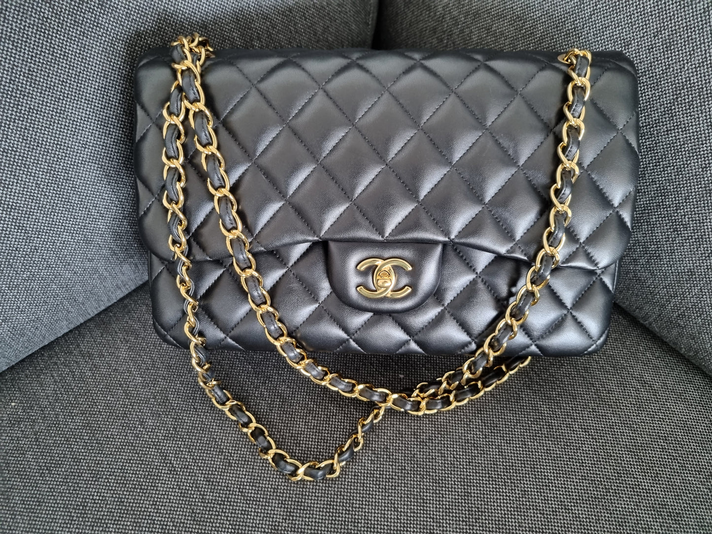 Chanel Jumbo Classic Double Flap - Schwarz - Lammleder mit Hardware in Gold