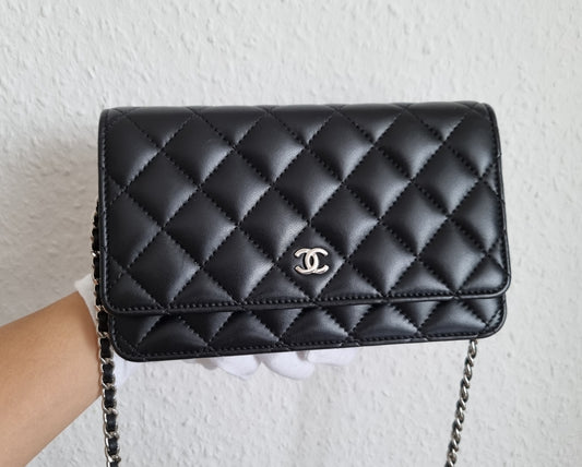 Chanel Wallet on Chain/WOC/Pochette mit Kette in Schwarz