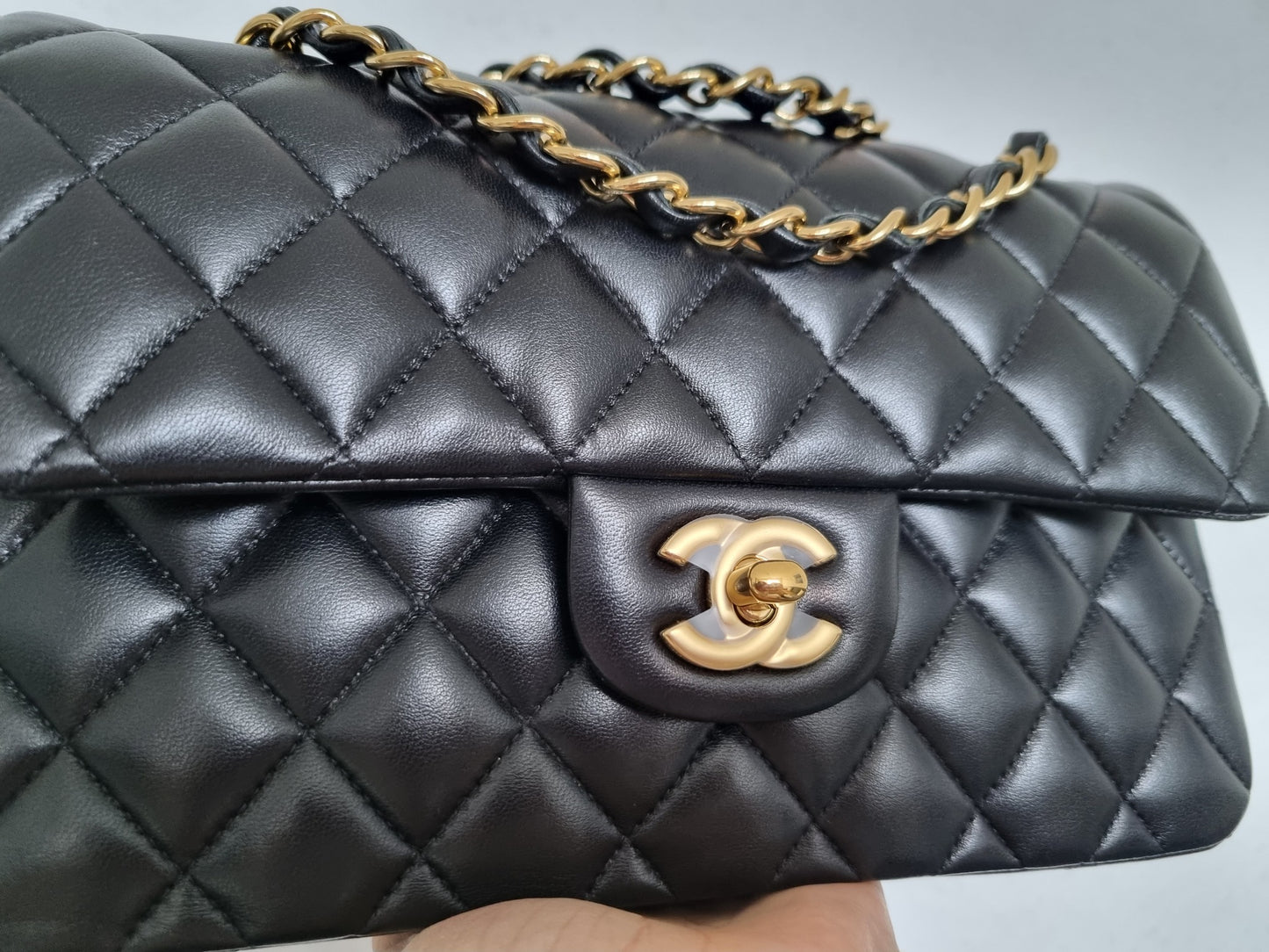 Chanel Small Classic Double Flap - Schwarz - Lammleder mit Hardware in Gold