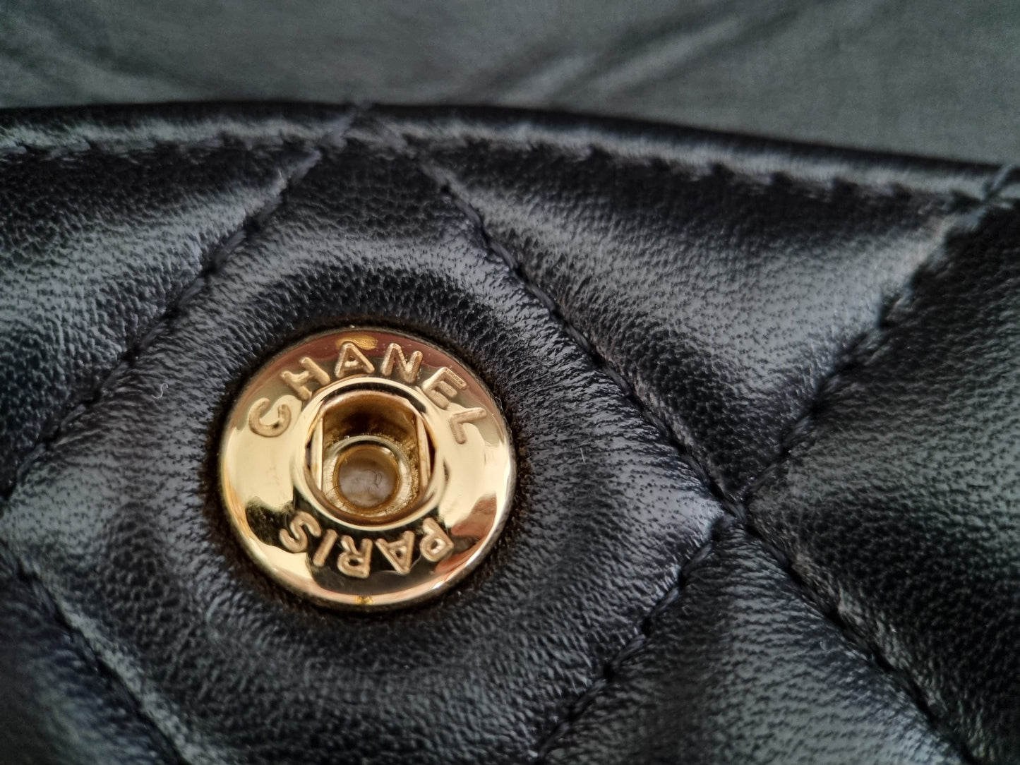 Chanel Small Classic Double Flap - Schwarz - Lammleder mit Hardware in Gold