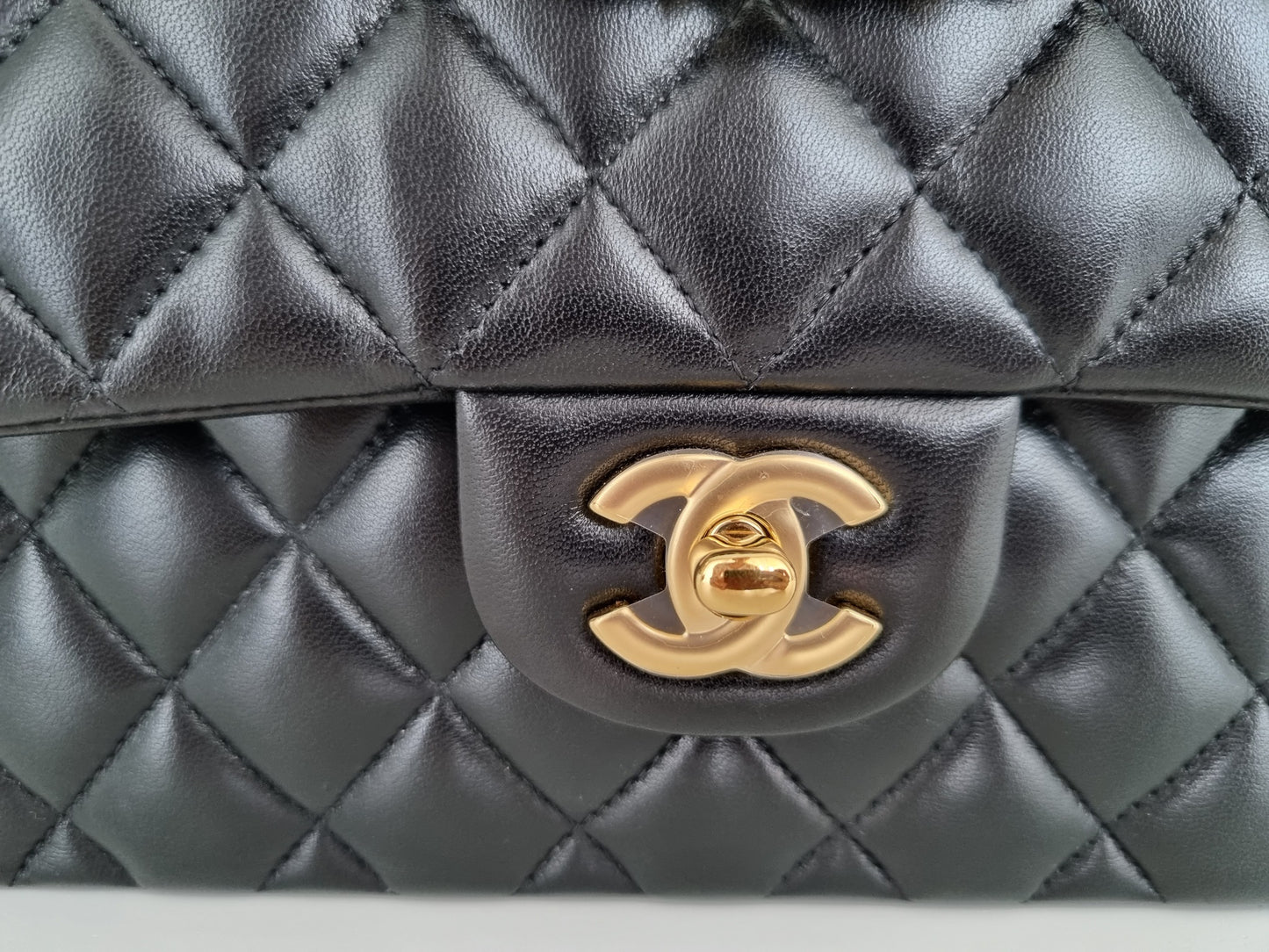 Chanel Small Classic Double Flap - Schwarz - Lammleder mit Hardware in Gold