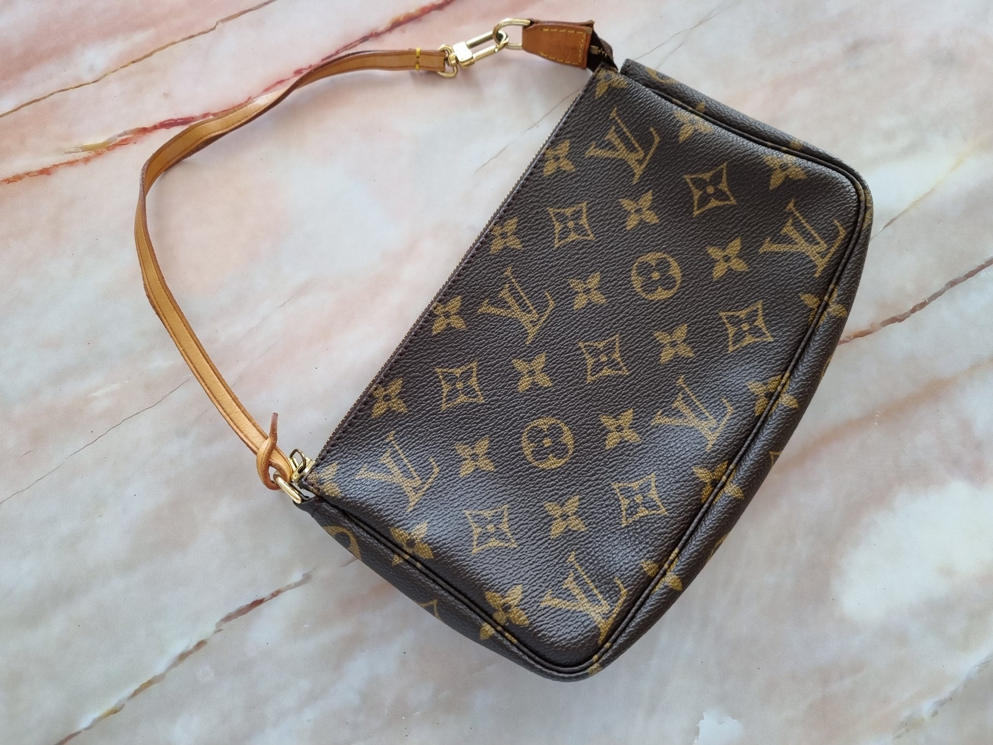 Louis Vuitton Pochette Accessoires Sehr guter Zustand – Just One